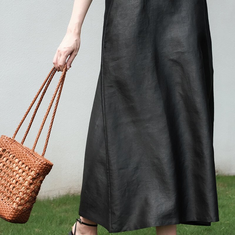Artisan weaving Gambiered Silk Fabric, revealing the traditional craftsmanship behind Xiangyunsha Silk’s unique charm.