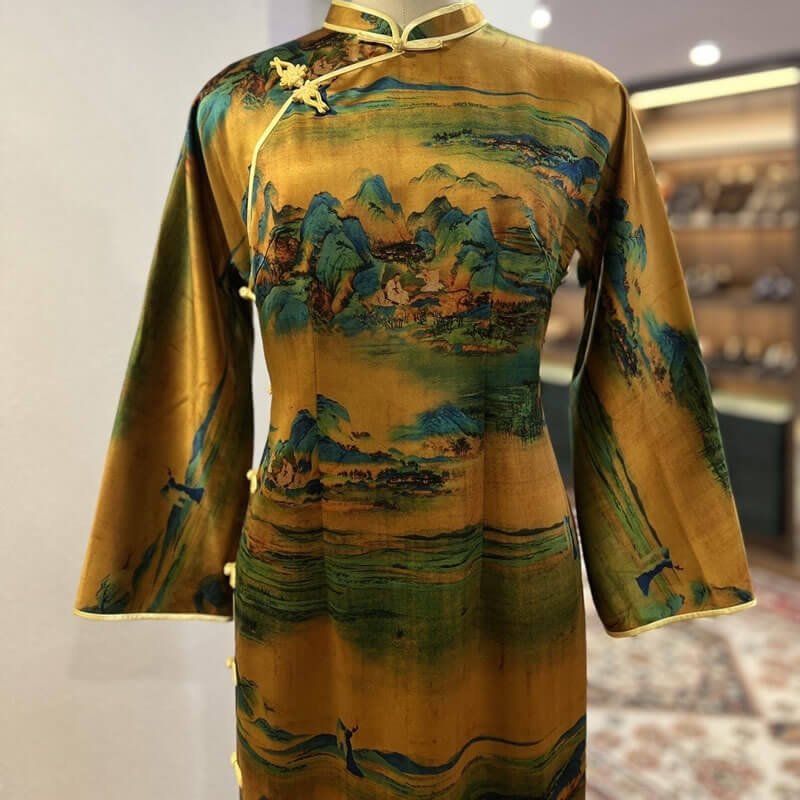 Traditional dyeing process of Shunde Xiangyunsha Silk using natural plant extracts in Guangdong.