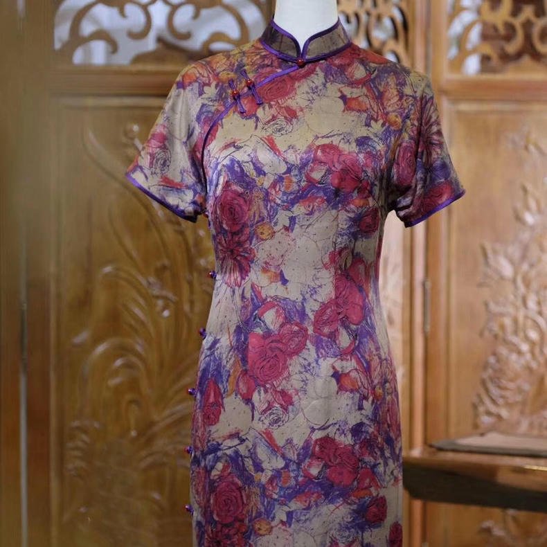 Guangdong artisans carefully crafting Xiangyunsha gambiered silk, a treasured Chinese heritage fabric. Learn more about our sustainable methods in About Us.