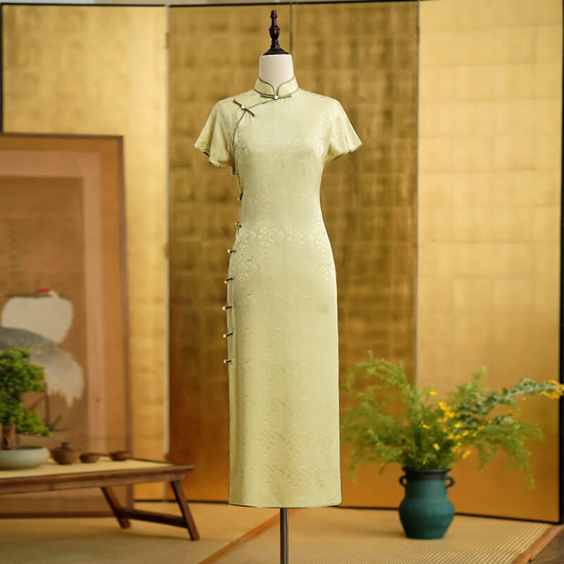 Close-up comparison of Xiangyunsha Silk and Mulberry Silk fabrics, showing differences in texture and weave.